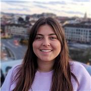 Profesora de francés apta para dar clases a niveles desde A1-C1. Dirigido a cualquier tipo de persona que esté interesado/a.